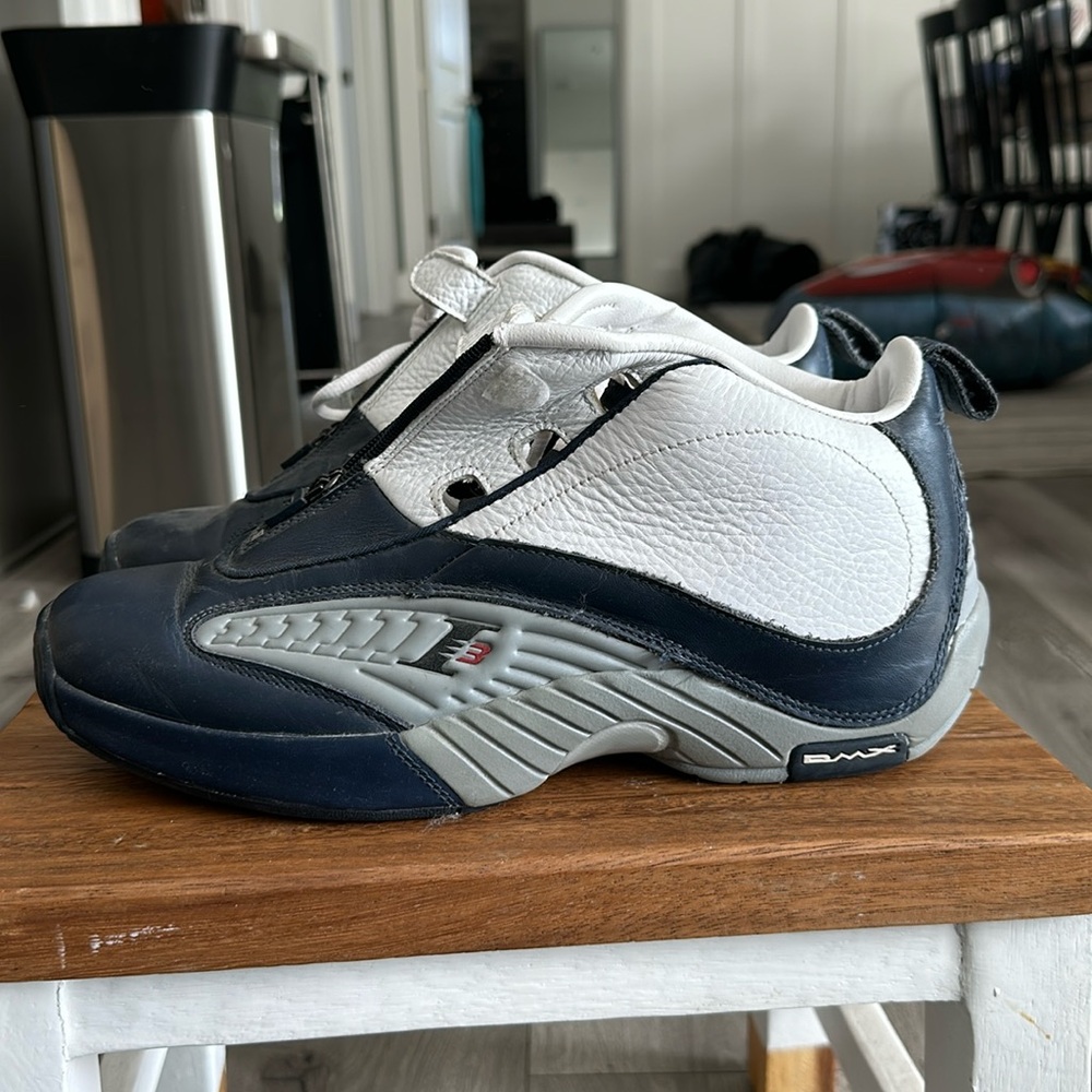 ALLEN IVERSON REEBOK ANSWER IV (4)
Navy / Grey / White
Size 11.5